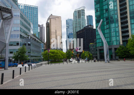 Der weite Raum der Canada Place Platz mit Thurlow Street in der Kohle Hafen von Vancouver British Columbia Kanada Stockfoto