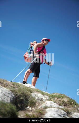 Frau mit Baby Rucksack auf Stockfoto