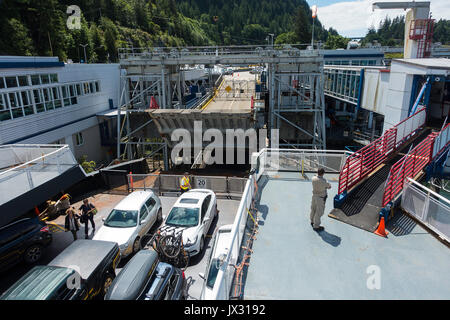 Autos und Passagiere an Bord der BC Ferries Fähre MV Queen von Cowichan im Horseshoe Bay Ferry Terminal British Columbia Kanada Stockfoto