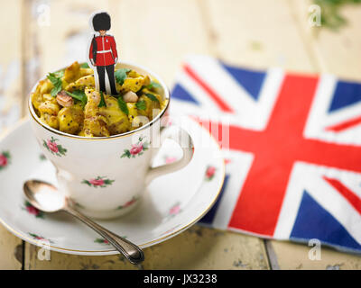 Coronation chicken im Tee Tasse und Royal Guard und Union Jack serviette Stockfoto