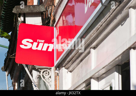 Die Sonne Zeitung Schild an der Außenseite eines Zeitungsläden Shop Stockfoto