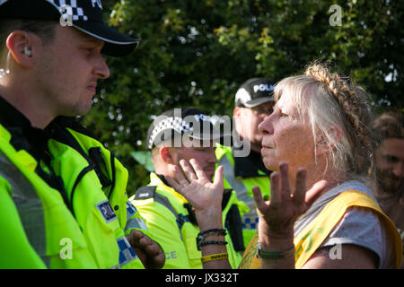 13 lokale Aktivisten, die sich in speziell angefertigten arm Röhren gesperrt Die Einfahrt zu bohren Quadrilla's Seite in New Preston Road zu blockieren, 03. Juli 2017, La Stockfoto