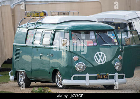 Eine komplett restaurierte Vintage split screen VW Wohnmobil. Stockfoto