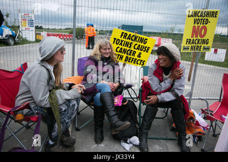 Anti-fracking Aktivisten und Demonstranten vor den Toren von Quadrilla's fracking Website Juni 31 st, Lancashire, Großbritannien. Der Kampf gegen die Fra Stockfoto