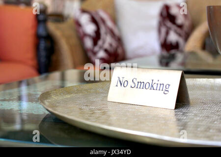 No smoking sign am Tisch in der Lobby Stockfoto