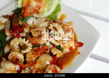 Frittierte Meeresfrüchte mit Heiliges Basilikum einrühren, Thai Food Stockfoto