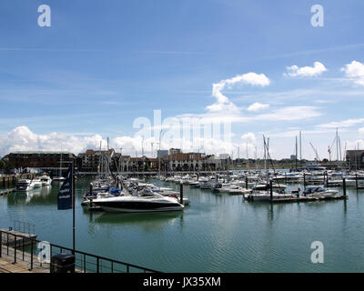 Boote im Ocean Village, Southampton, Hampshire, Großbritannien Stockfoto
