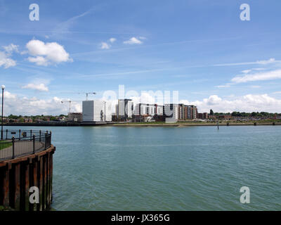 Blick auf 100 Kai Entwicklung in Woolston, Southampton, mit Blick über den Fluss Itchen von Ocean Village Stockfoto