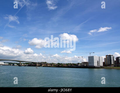 Blick auf 100 Kai Entwicklung in Woolston, Southampton, mit Blick über den Fluss Itchen von Ocean Village, die Nähe zu den Itchen Brücke Stockfoto