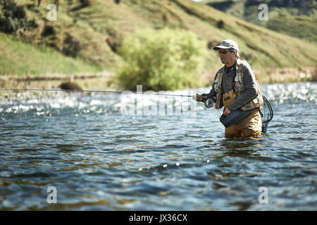 Man Fliegenfischen der Rangitikei River Central North Island. Stockfoto