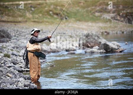 Man Fliegenfischen der Rangitikei River Central North Island. Stockfoto