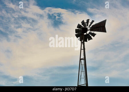 Wind Pumpe Silhouette für die Bewässerung von Hawkes Bay verwendet Stockfoto