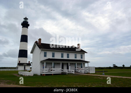 Stürmisches Wetter verdunkelt sich der Himmel über dem Bodie Island Lighthouse auf den Outer Banks von North Carolina. Stockfoto