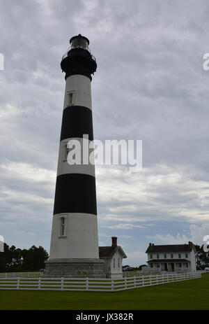 Stürmisches Wetter verdunkelt sich der Himmel über dem Bodie Island Lighthouse auf den Outer Banks von North Carolina. Stockfoto