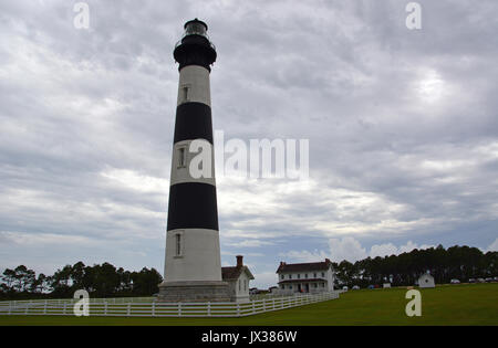 Stürmisches Wetter verdunkelt sich der Himmel über dem Bodie Island Lighthouse auf den Outer Banks von North Carolina. Stockfoto