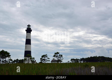 Stürmisches Wetter verdunkelt sich der Himmel über dem Bodie Island Lighthouse auf den Outer Banks von North Carolina. Stockfoto