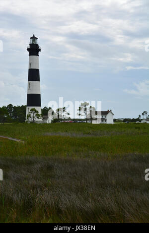 Stürmisches Wetter verdunkelt sich der Himmel über dem Bodie Island Lighthouse auf den Outer Banks von North Carolina. Stockfoto