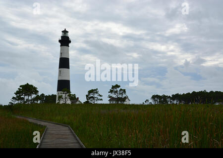 Stürmisches Wetter verdunkelt sich der Himmel über dem Bodie Island Lighthouse auf den Outer Banks von North Carolina. Stockfoto