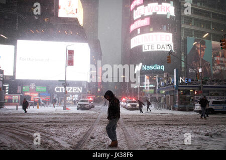 New York, USA. 14. März. Eine Person, die über die Straße am Times Square in der Mitte von einem Blizzard Sturm. Stockfoto