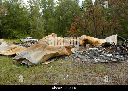 Mobilheim in einer ländlichen Gegend von North Florida verbrannt. Stockfoto