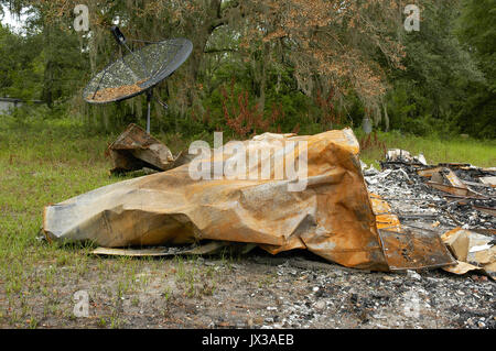 Mobilheim in einer ländlichen Gegend von North Florida verbrannt. Stockfoto