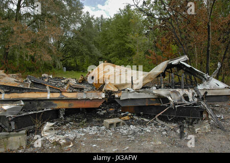 Mobilheim in einer ländlichen Gegend von North Florida verbrannt. Stockfoto