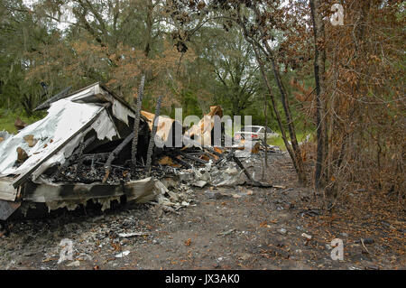 Mobilheim in einer ländlichen Gegend von North Florida verbrannt. Stockfoto