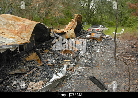 Mobilheim in einer ländlichen Gegend von North Florida verbrannt. Stockfoto