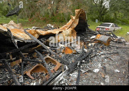 Mobilheim in einer ländlichen Gegend von North Florida verbrannt. Stockfoto