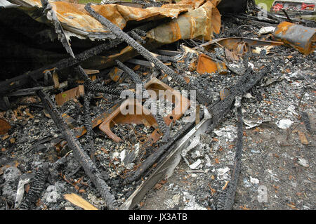 Mobilheim in einer ländlichen Gegend von North Florida verbrannt. Stockfoto