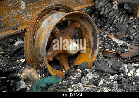 Mobilheim in einer ländlichen Gegend von North Florida verbrannt. Stockfoto