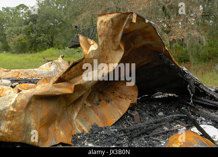 Mobilheim in einer ländlichen Gegend von North Florida verbrannt. Stockfoto