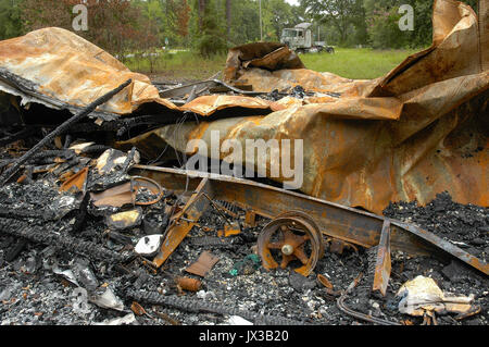 Mobilheim in einer ländlichen Gegend von North Florida verbrannt. Stockfoto