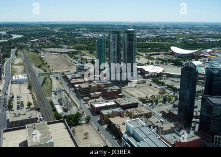 Die Luftaufnahme in Richtung der Calgary Stampede Showground und Saddledome vom Calgary Tower Alberta Kanada Stockfoto