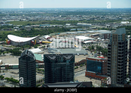 Die Luftaufnahme in Richtung der Calgary Stampede Showground und Saddledome vom Calgary Tower Alberta Kanada Stockfoto