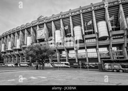 Madrid, Spanien - 22. Mai 2014: Fassade des Santiago Bernabeu in Madrid, Spanien. Die Schwarz-Weiß-Fotografie. Stockfoto