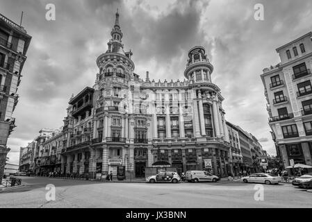 Madrid, Spanien - 22. Mai 2014: Edificio Meneses und Casa de Allende, historischen Gebäuden Landmark Plaza de Canalejas, Madrid, Spanien. Schwarz und Weiß Stockfoto