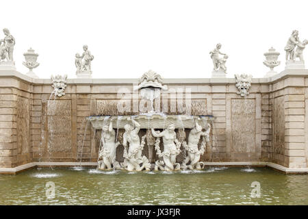 Barocke Brunnen mit Wasserspeier im Garten Belvedere, Wien, Österreich, isoliert auf weißem Stockfoto