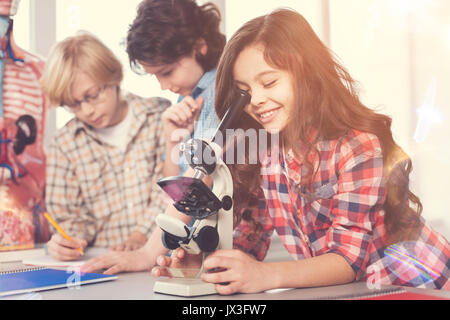 Gruppe von Schülerinnen und Schüler im Labor Stockfoto