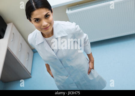 Blick von oben auf die hübsche dunkelhaarige Frau Doktor Stockfoto