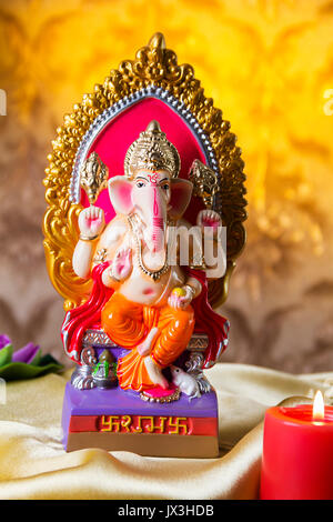 Kleine Statue von Lord Ganesha Pooja Anordnung zu Hause während Ganesh Festival in Indien Stockfoto