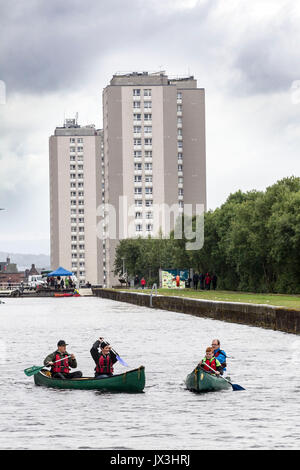 Kanus auf Canal in städtischen Glasgow Einstellung Stockfoto