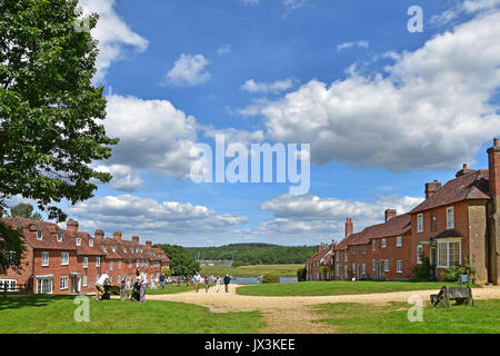 Das 18. Jahrhundert Schiffbau Dorf, Bucklers Hard, Richtung Beaulieu River suchen, New Forest, England. Stockfoto