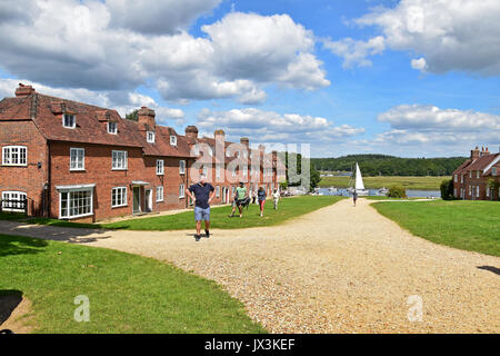 Das 18. Jahrhundert Schiffbau Dorf, Bucklers Hard, Richtung Beaulieu River suchen, New Forest, England. Stockfoto