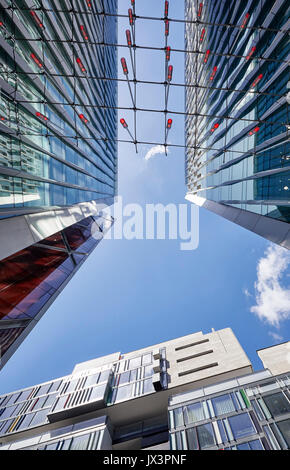 Zu den extremen Winkeln der Nova Gebäude in der Morgensonne. Die Nova Gebäude, Westminster, Großbritannien. Architekt: PLP Architektur Stockfoto