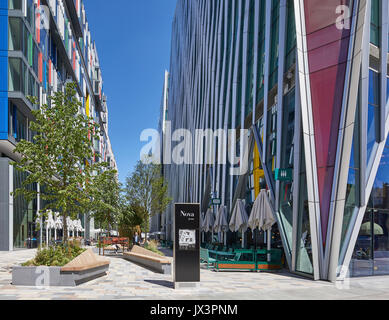 Blick hinunter auf die zentrale Einkaufspassage. Die Nova Gebäude, Westminster, Großbritannien. Architekt: PLP Architektur / Benson & Forsyth, 2017. Stockfoto