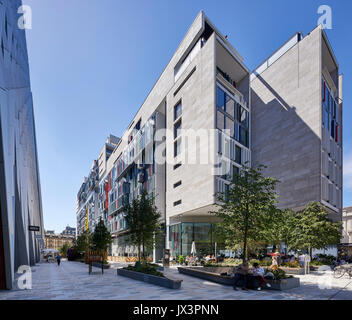 Blick hinunter auf die zentrale Arcade mit luxuriösen Apartments. Die Nova Gebäude, Westminster, Großbritannien. Architekt: PLP Architektur / B Stockfoto