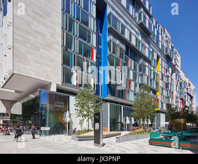 Blick hinunter auf die zentrale Arcade mit luxuriösen Apartments. Die Nova Gebäude, Westminster, Großbritannien. Architekt: PLP Architektur / B Stockfoto