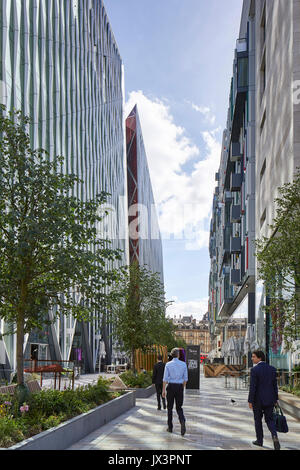 Business Männer gehen durch den Central Plaza auf dem Weg zu einer Besprechung. Die Nova Gebäude, Westminster, Großbritannien. Architekt: PLP Architektur / Stockfoto