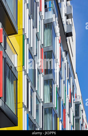 Abstrakte Detail zeigt farbige Panels punctuating das Appartementhaus. Die Nova Gebäude, Westminster, Großbritannien. Architekt: PLP Architektur / Stockfoto